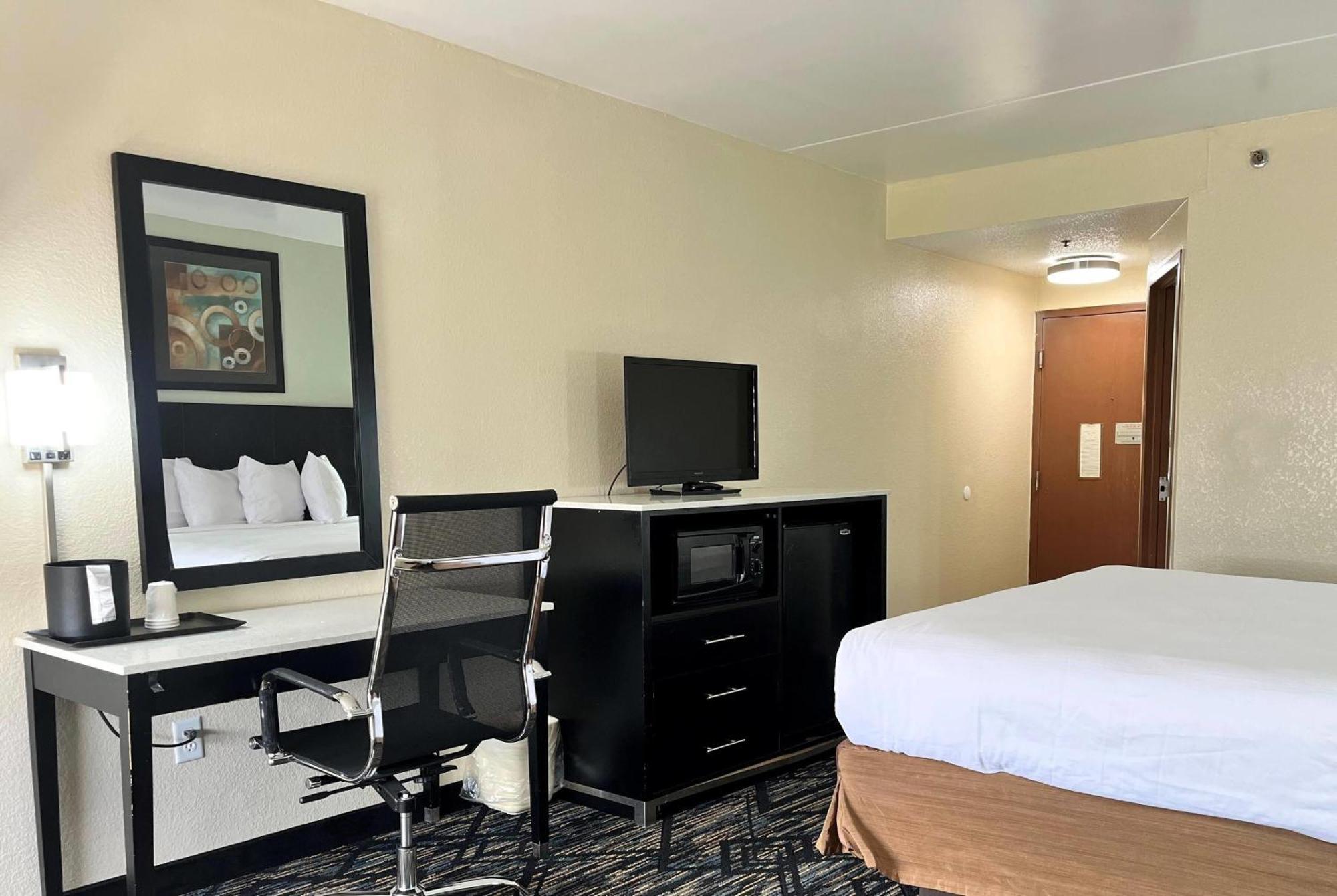 Baymont By Wyndham Cincinnati Sharonville Exterior photo
